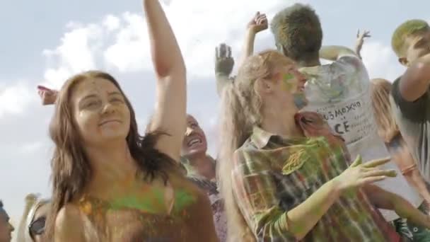 Šťastná Dívka Barevný Prášek Skákání Křičí Holi Festival Délka Dne — Stock video