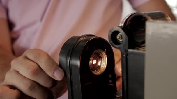 Emberi Kéz Előkészíti Készüléket Filmszalag Megtekintésére Fejlesztésére — Stock videók