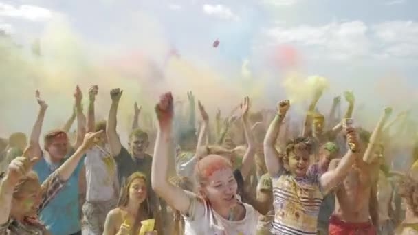 Renkli Toz Insanların Kalabalık Atlama Yaz Aylarında Gündüz Holi Festivalinde — Stok video