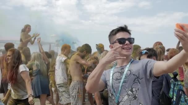 Genç Çocuk Yaz Aylarında Gündüz Holi Festivalinde Selfie Yapar Renk — Stok video