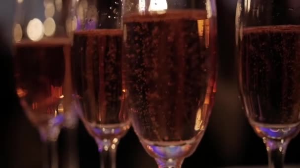 Nahaufnahme Von Champagner Mit Blasen Gläsern — Stockvideo