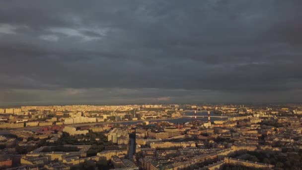 Vista aérea bonita do pôr do sol panorama da cidade de São Petersburgo, rio Neva, nuvens, telhados de pontes, carros de trânsito na estrada entre edifícios — Vídeo de Stock