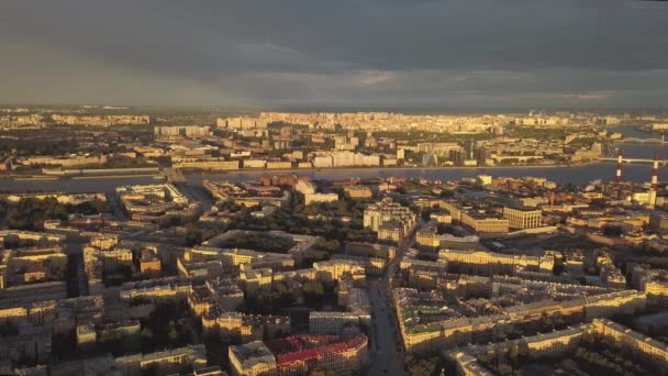 Vista aérea bonita do pôr do sol panorama da cidade de São Petersburgo, rio Neva, nuvens, telhados de pontes, carros de trânsito em estrada entre edifícios, parque com lago e árvores na cidade — Vídeo de Stock