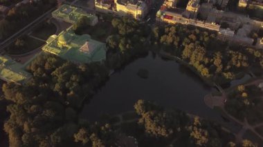 Saint Petersburg şehrinin panoramasının güzel havadan gün batımı görünümü, lüks sahil mülkü, Tavrichesky bahçesi, Kültür ve dinlenme parkı, Neva nehri, göl ve ağaçlarla parkta şehir, bulutlar