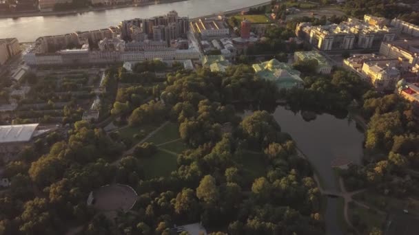 Saint Petersburg şehir panorama güzel havadan günbatımı görünümü, Tavrichesky bahçe, Kültür ve dinlenme Parkı, Neva nehir, şehirde göl ve ağaçlar ile park, bulutlar, köprüler, çatılar, trafik — Stok video