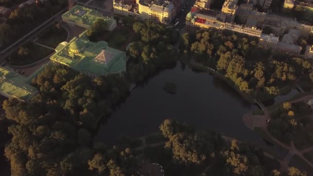 Bela vista aérea do pôr do sol do panorama da cidade de São Petersburgo, propriedade à beira-mar de luxo, jardim Tavrichesky, Parque de cultura e descanso, rio Neva, parque com lago e árvores na cidade, nuvens — Vídeo de Stock