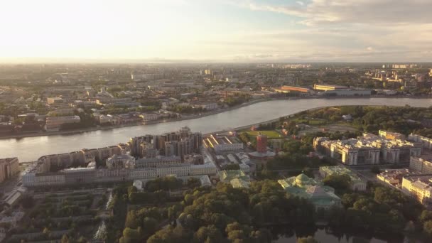 Bela vista aérea do pôr do sol do panorama da cidade de São Petersburgo, propriedade à beira-mar de luxo, jardim Tavrichesky, Parque de cultura e descanso, rio Neva, parque com lago e árvores na cidade, nuvens — Vídeo de Stock