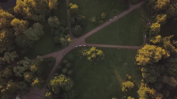 vue de dessus Traversée des sentiers de randonnée dans le parc, deux personnes marchant dans le parc 