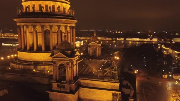 Nuit centre-ville de Saint-Pétersbourg, cathédrale de Kazan, perspective Nevsky. Passage de la circulation automobile et la foule de gens au fond. Images aériennes — Video