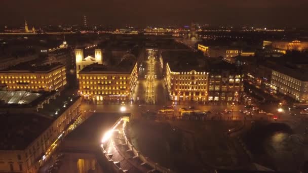 Night St. Petersburg centrum miasta, Sobór Kazański, Prospekt Newski. Przekazywanie samochodów ruchu i tłum ludzi na dole. Zdjęcia lotnicze — Wideo stockowe