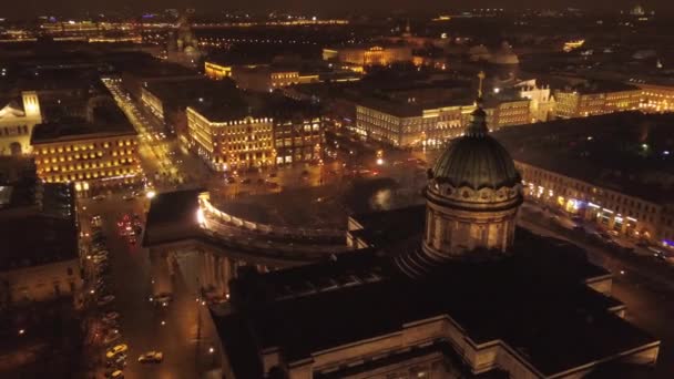 夜间圣彼得堡市中心，喀山大教堂，涅夫斯基前景。路过的汽车交通和人群在底部。空中镜头 — 图库视频影像