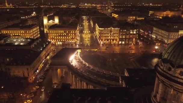 Noční centrum Petrohradu, Kazská katedrála, Nevánský výhled. Projíždějící automobily a davy lidí na dně. Vzdušné záběry — Stock video