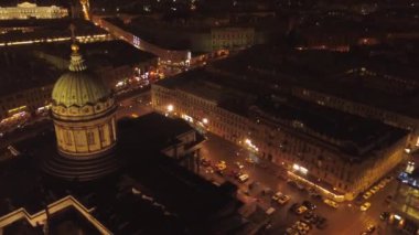 Gece St Petersburg şehir merkezi, Kazan Katedrali, Nevsky umudu. Yoldan geçen arabalar trafiği ve en alttaki insan kalabalığı. Havadan çekilen görüntüler