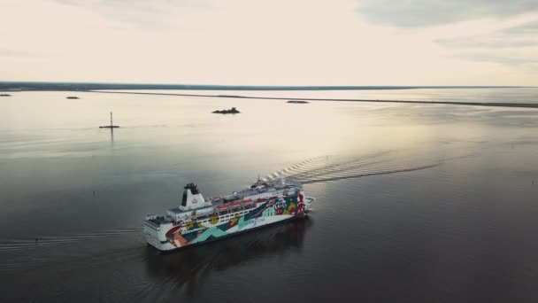 Güvertede insanlar ile Renkli cruise liner sakin suda sahil boyunca küçük bir mavna geçmiş yüzer - hava görüntüleri — Stok video