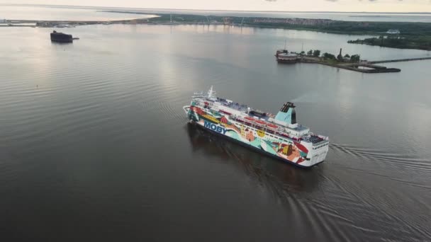 Güvertede insanlar ile Renkli cruise liner sakin suda sahil boyunca yüzer - hava görüntüleri — Stok video