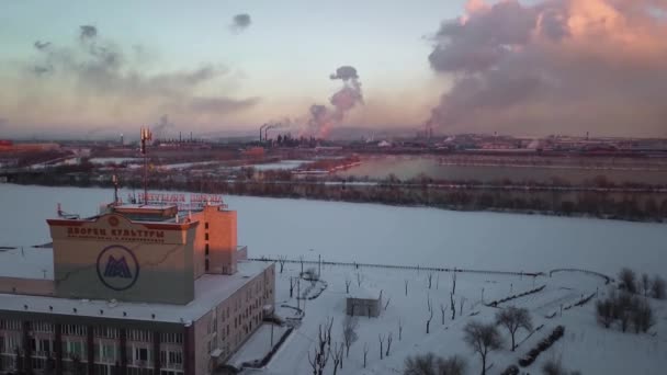 Zona industrial da fábrica, um monte de tubos e fumaça perto do rio no inverno. Poluição ambiental em Rússia, Magnitogorsk. Ecologia escura. Imagens aéreas — Vídeo de Stock