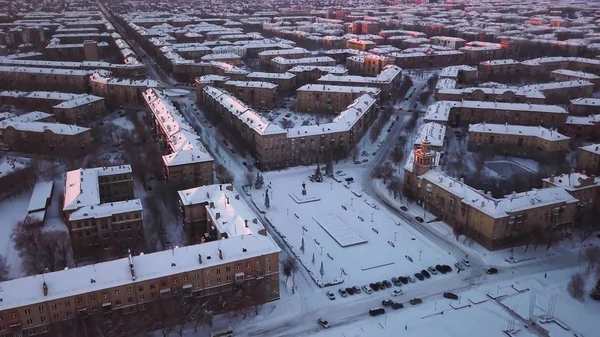 Magnitogorsk d'hiver. Soirée, coucher de soleil, toits, neige, rues tranquilles vides, architecture de la Russie provinciale, Oural. Images aériennes — Photo