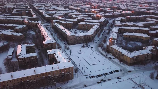 Winter Magnitogorsk. Tarde, puesta de sol, techos, nieve, calles tranquilas y vacías, arquitectura de la Rusia provincial, Ural. Imágenes aéreas Fotos de stock