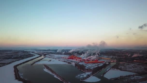 Ipari zóna a gyár, sok csövek és füst a folyó közelében a télen. Környezetszennyezés Oroszországban, Magnitogorsk. Sötét ökológia. Légifelvételek — Stock videók