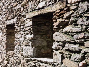 İçini görebileceğimiz pencereli taşlardan bir alçıpan.