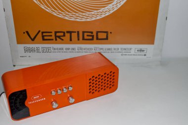 Vertigo film afişi üzerine klasik turuncu radyo.