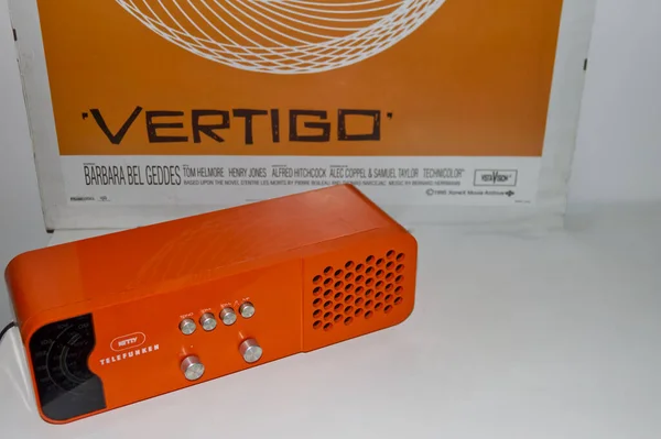 Vertigo film afişi üzerine klasik turuncu radyo.