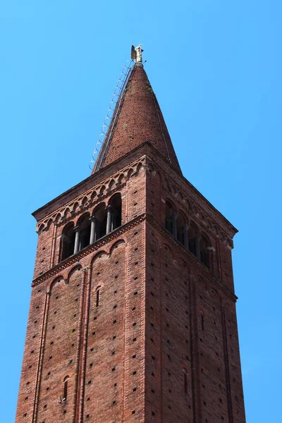 Recorte de la torre de la Catedral de Piacenza con la estatua de oro de María la Virgen — Foto de Stock