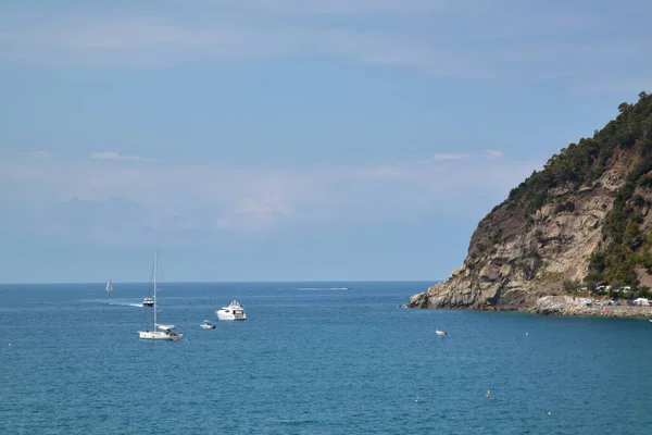 Cinco Terras, Itália - Barcos turísticos de prazer param ao largo da costa de Moneglia — Fotografia de Stock