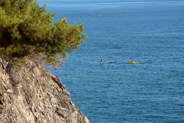 Cinco Terras, Itália - dois turistas de canoagem ao largo da costa de Moneglia — Fotografia de Stock