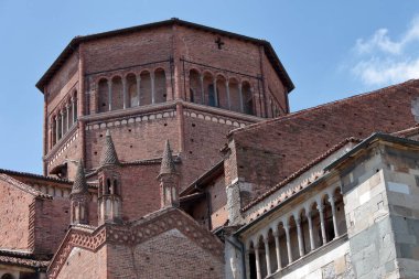 İtalya 'daki Piacenza Katedrali' nin sekizgen kulesinin detayları