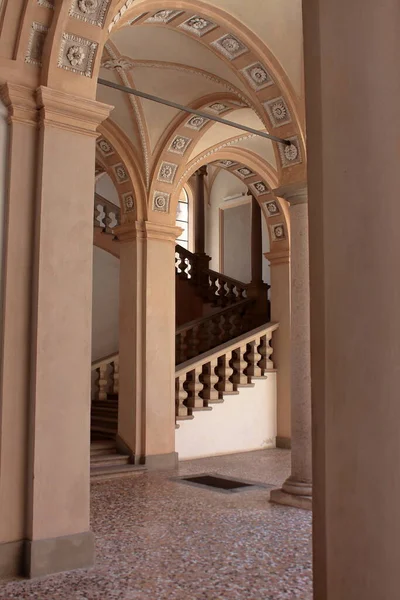 Мраморная лестница зала Палаццо Ангуола ди Граццано, Пьяцца, Италия — стоковое фото