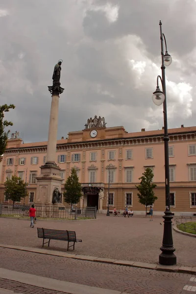 Piacenza, Itália - junho 2020: Praça da estação velha — Fotografia de Stock