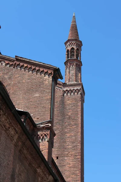 イタリア・ピアチェンツァ大聖堂の尖塔の詳細 — ストック写真