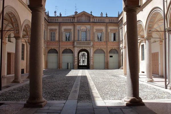 Acesso colunata para o salão do Palazzo Anguizzola di Grazzano sec. 17, Piacenza, Itália — Fotografia de Stock