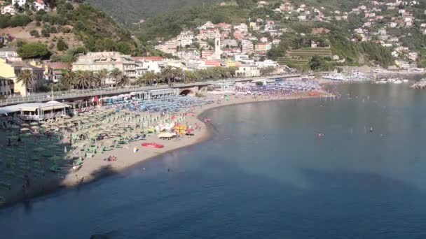 Five Lands, Italie - été 2020 : les touristes se promènent sur la plage de Moneglia, vidéo intemporelle — Video