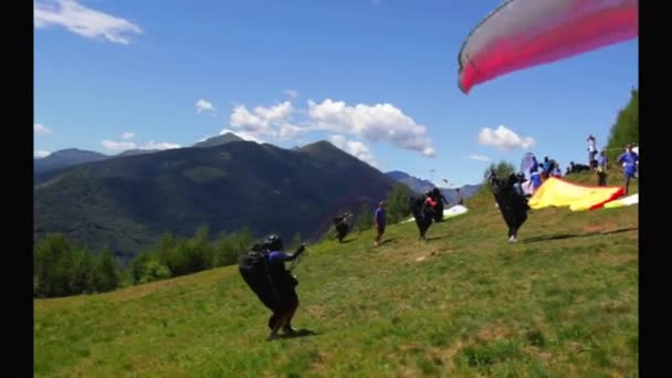 Belice, Italy - summer 2020: Paratroopers take off for the Italian paragliding championship — Stock Video