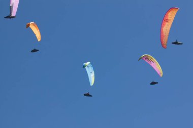 Bir grup paraşütçü İtalyan Alpleri üzerinde yamaç paraşütü yaparak uçuyor.