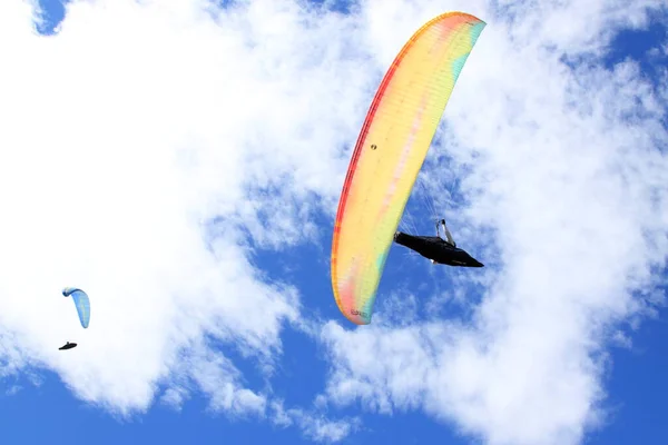 Belice, Italy - Summer 2020：Italian paragliding championship, a competitor on the fly — 图库照片