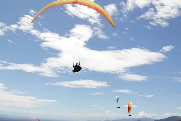 Un grupo de paracaidistas vuelan en parapente sobre los Alpes italianos —  Fotos de Stock