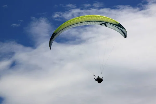 Belice, Italy - Summer 2020：Italian paragliding championship, a competitor on the fly — 图库照片