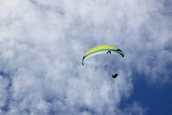 Belice, Italië - zomer 2020: Italiaans paragliding kampioenschap, een vliegende concurrent — Stockfoto
