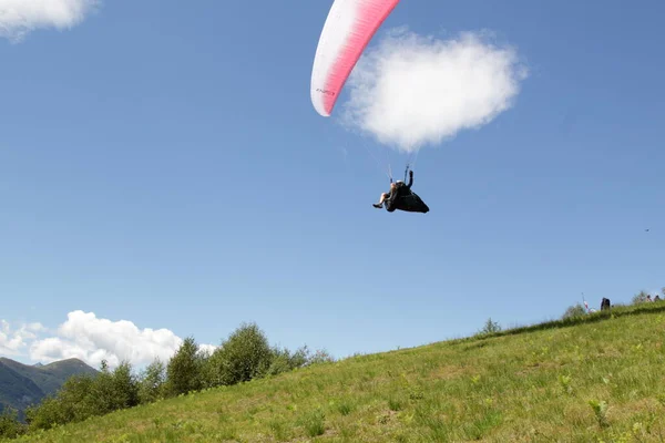 Belice, Italien - Sommer 2020: Italienische Meisterschaft im Gleitschirmfliegen, ein Konkurrent nimmt die Jagd nach dem Start auf — Stockfoto