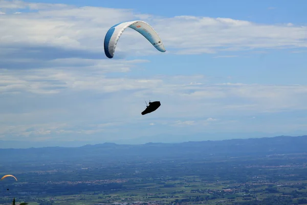 Belice, Italy - Summer 2020：Italian paragliding championship, a competitor on the fly — 图库照片