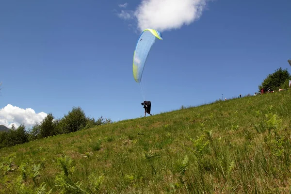 Belice, Italia - verano 2020: Campeonato de Italia de parapente, un competidor se lanza a la caza para el despegue —  Fotos de Stock