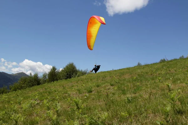 Belice, Itálie - léto 2020: Mistrovství Itálie v paraglidingu, závodník se pouští do startu — Stock fotografie