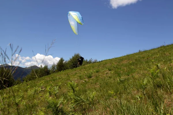 Belice, Italia - verano 2020: Campeonato de Italia de parapente, un competidor se lanza a la caza para el despegue —  Fotos de Stock