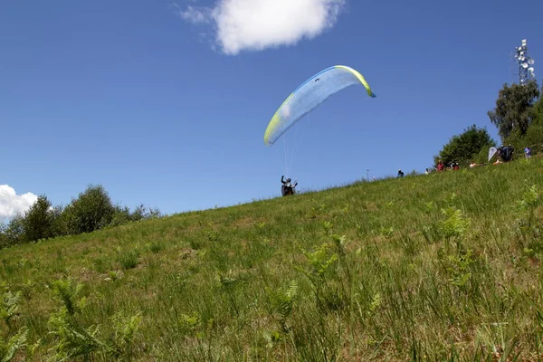 意大利贝利斯- 2020年夏：意大利滑翔伞锦标赛，一名参赛者开始追逐起飞 — 图库照片