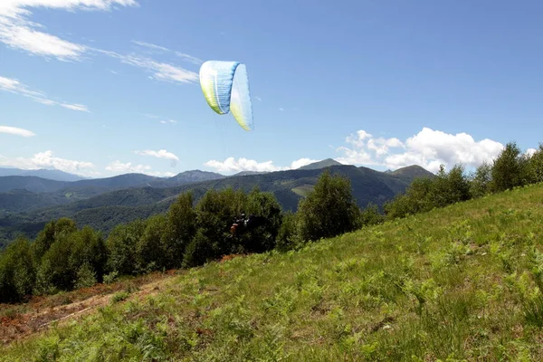 Belice, Italia - verano 2020: Campeonato de Italia de parapente, un competidor se lanza a la caza para el despegue —  Fotos de Stock