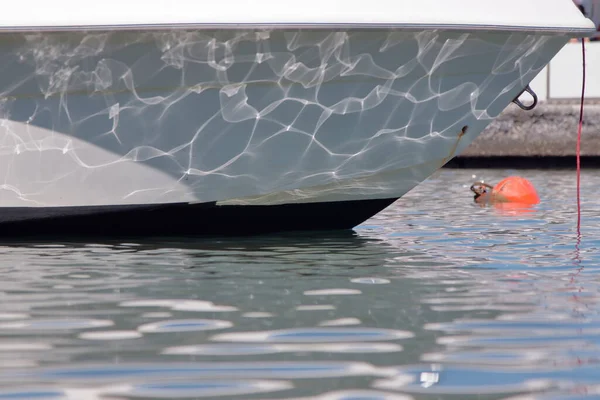 Réflexion des vagues sur la coque d'un bateau — Photo