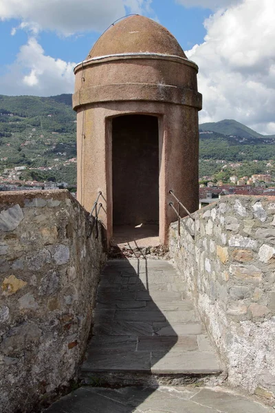 Коробка на кутах укріплень італійського замку XVIII століття. — стокове фото